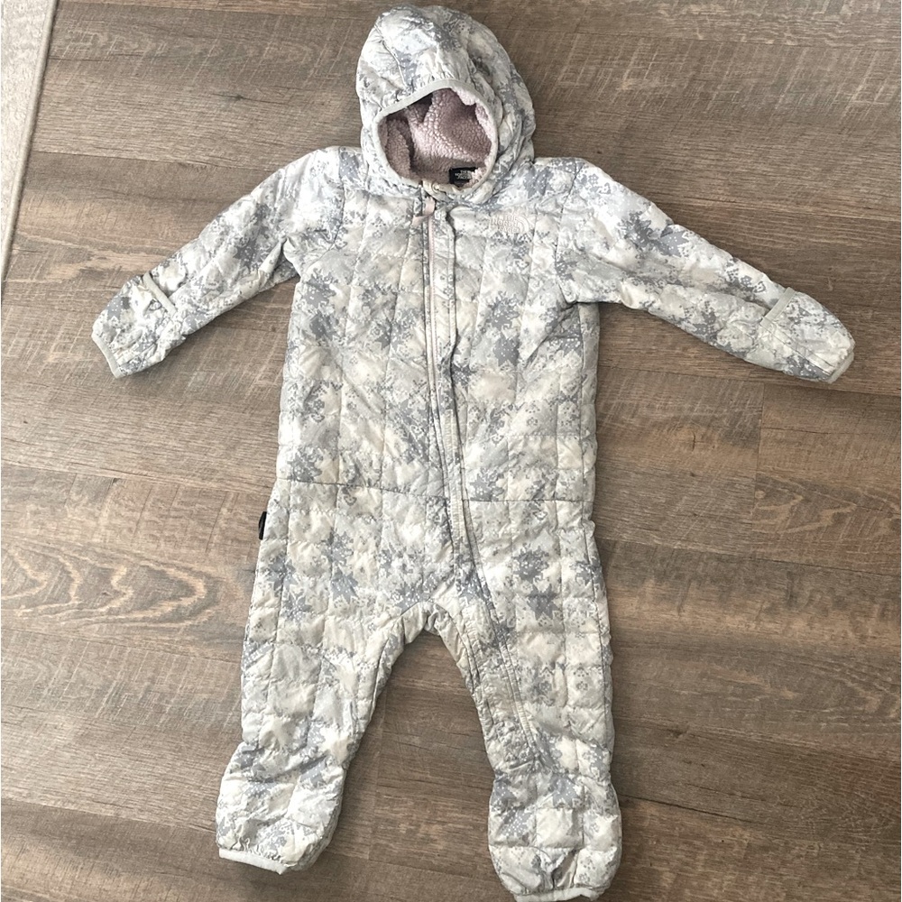 The North Face Infant Hooded Quilted One-Piece Snowsuit in Light Gray and White